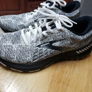 Brooks Adrenaline GTS 21 tennis shoes